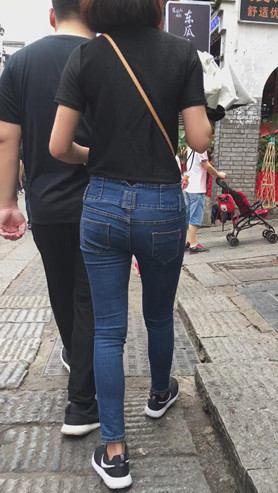 黑衣牛仔裤妹子