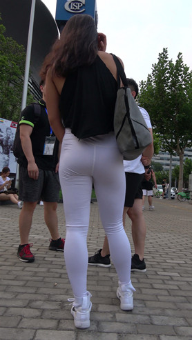 白色紧身裤美女