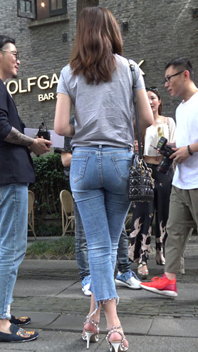 紧身牛仔裤美女
