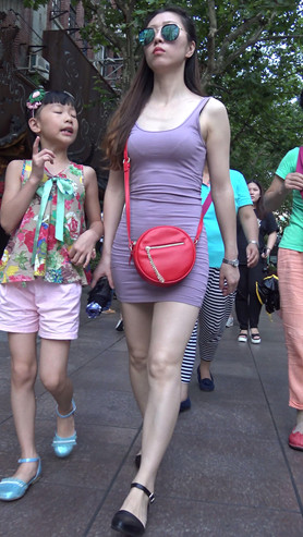 连体包臀裙美妇