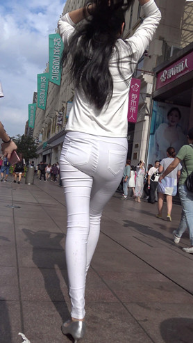 白裤紧身女孩