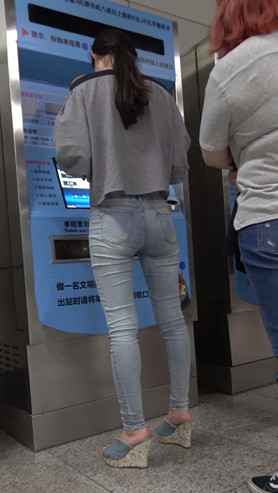 车站偶遇牛仔裤妹子