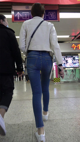 短发牛仔紧身裤