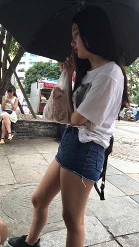 牛仔热裤妹子