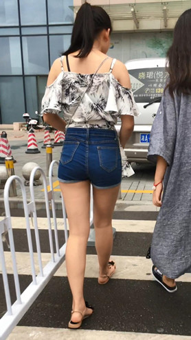 牛仔热裤妹子