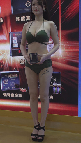 绿色泳装小姐姐