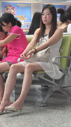 白裙美腿妹子