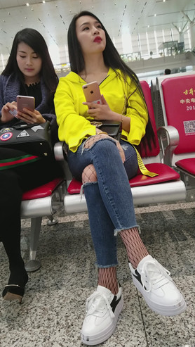 漂亮的长发牛仔裤美女