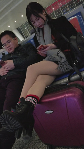 玩手机的漂亮小姐姐