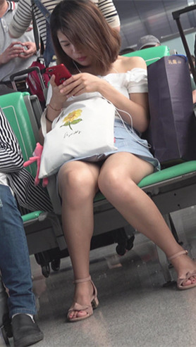 牛仔裙美足小姐姐