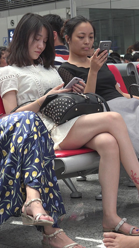 有纹身的漂亮白腿美女