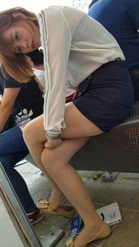 短发肉丝美女