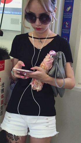 大腿上满是纹身的妹子