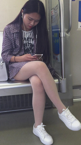 地铁上听歌的肉丝妹子