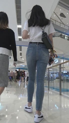 白衣紧牛美女