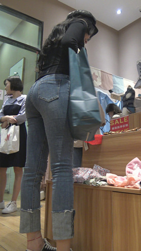 漂亮的紧身牛仔气质美女