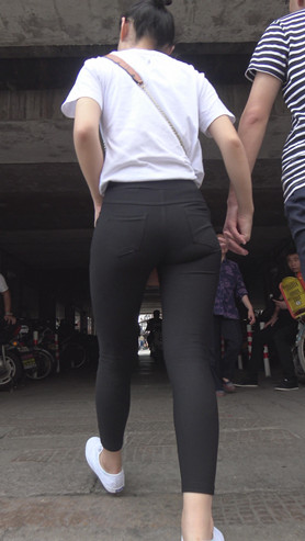 黑色紧身裤翘屯妹子