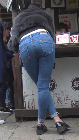 漂亮的牛仔裤小姐姐