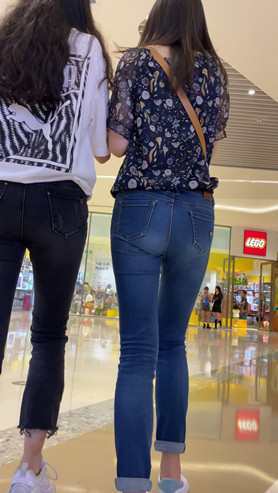 两个牛仔裤小姐姐