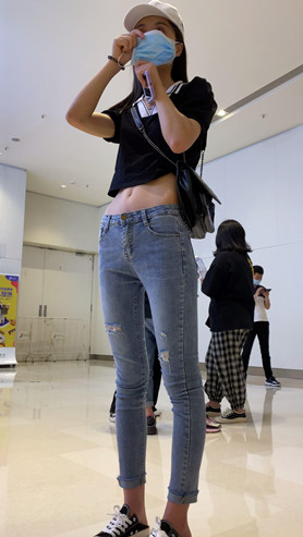 露腰的苗条长腿小姐姐