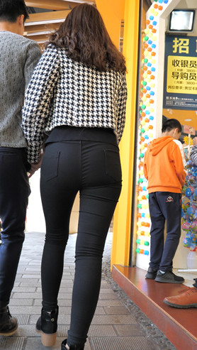 黑色紧身裤小妹