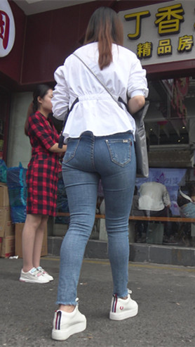 紧身蓝色牛仔裤小姐姐