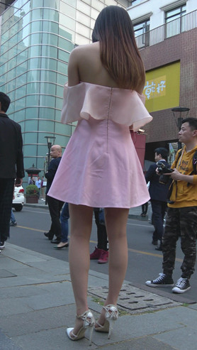 连体裙一字抹胸装小姐姐