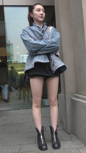 漂亮的黑色热裤白腿美女