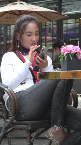 喝下午茶的两个漂亮美女