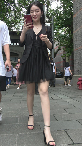 漂亮的气质黑裙美女