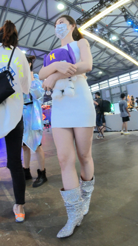 白裙美女