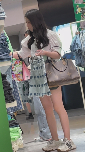 买衣服的小美女