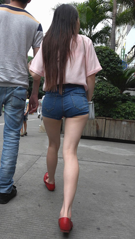牛仔短裤长发妹子