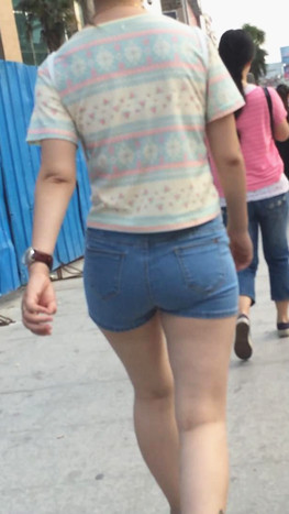 热裤牛仔妹