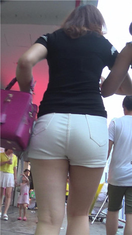 黑衣白热裤妹子