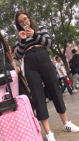 紧身黑裤小姐姐