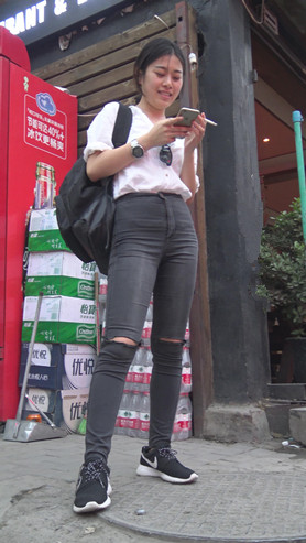 吸烟的黑色牛仔裤妹子