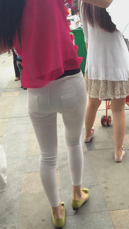 白裤紧身美女