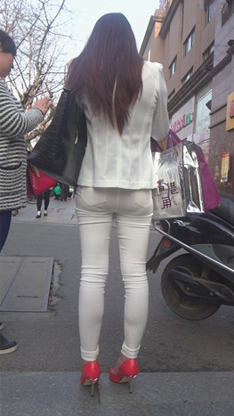 红色高跟白裤美女