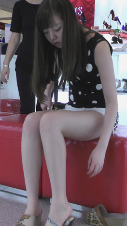 试鞋的漂亮裸腿美女