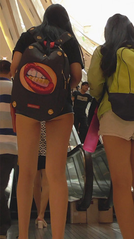 背着包包的月牙短裤美女