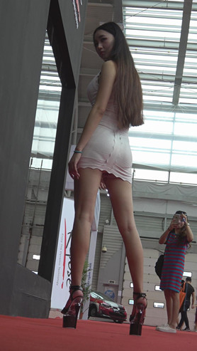 长发白裙美女