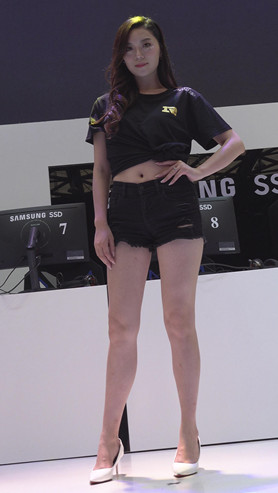 站台上的美女模特