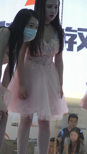 漂亮的白裙美女