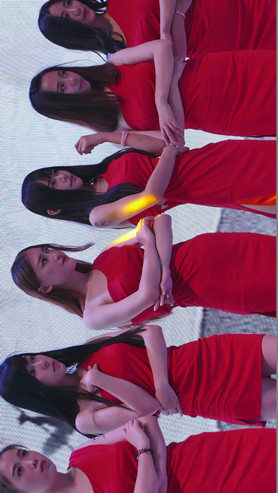 ChinaJoy现场一群红裙美女