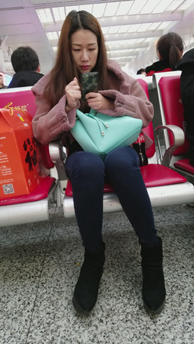 玩手机的妹子