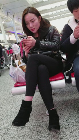 玩手机的妹子