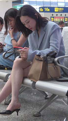 白嫩漂亮美女