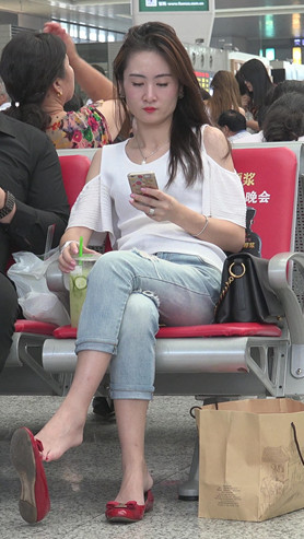 红鞋牛仔裤妹子