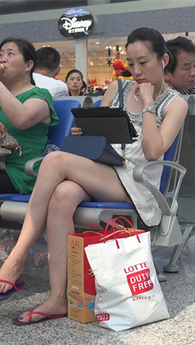听歌玩手机的妹子